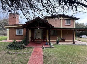 Casa · 448m² · 5 Ambientes · 2 Cocheras · Casa a La Venta en Las Tapias