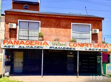 Local comercial · 200m² · 1 Cochera · Departamento, Tres Locales y Galpon a La Venta