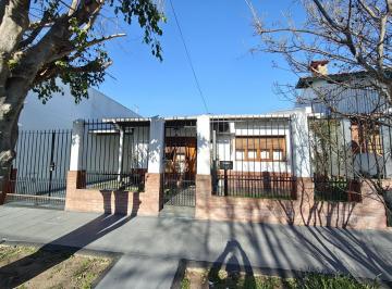 Casa · 93m² · 3 Ambientes · 3 Cocheras · Est. Lourdes, Casa 3 Ambientes con Quincho, Pileta y Cochera Múltiple