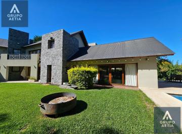 Casa · 450m² · 5 Ambientes · 2 Cocheras · Casa en Abril Club de Campo