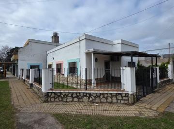 Casa · 220m² · 8 Ambientes · 1 Cochera · Casa 4 Ambientes en Venta Longchmps con Local