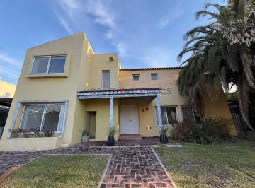 Casa · 190m² · 5 Ambientes · 3 Cocheras · Hermosa Casa en San Isidro Labrador con Piscina