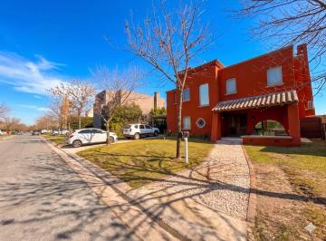 Casa · 210m² · 5 Ambientes · 3 Cocheras · Casa en Alquiler - Santa Bárbara - Pileta