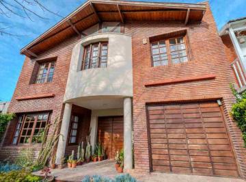 Casa · 220m² · 5 Ambientes · 1 Cochera · Venta Casa 5 Amb. con Parque/ Los Troncos