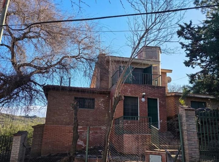 Casa · 315m² · 8 Ambientes · 1 Cochera