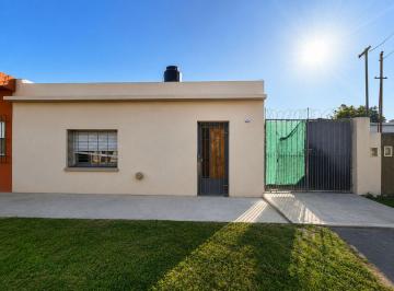 Casa · 90m² · 4 Ambientes · 1 Cochera · Casa en Venta Florencio Varela 3 Ambientes Patio