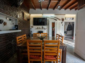 Casa · 103m² · 4 Ambientes · 1 Cochera · Casa en Venta La Plata 2 Dorm. Apto Banco