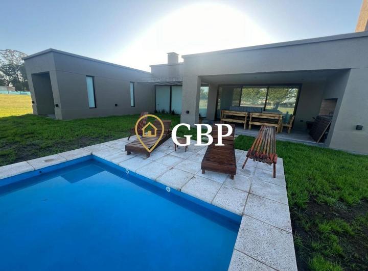 Casa · 163m² · 4 Ambientes · 2 Cocheras