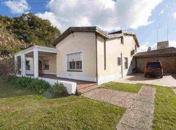 Casa · 260m² · 5 Ambientes · 4 Cocheras · Venta de Casa 5 Amb en Lote de 1520 m² con Pileta