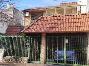 Casa · 115m² · 5 Ambientes · 1 Cochera · Venta Casa 5 Amb Caseros / Parque - Parrilla Permuta
