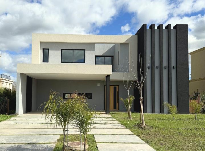 Casa · 250m² · 5 Ambientes · 5 Cocheras