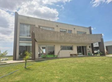 Casa · 155m² · 4 Ambientes · 2 Cocheras · Alquiler Casa 2 Dorm. en Barrio Cerrado