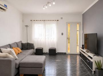 Casa · 104m² · 3 Ambientes · 1 Cochera · Casa en Venta en Los Hornos 3 Dorm.
