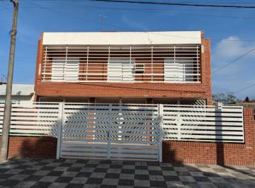 Casa · 160m² · 6 Ambientes · 2 Cocheras · Se Alquila Casa en Cristaleria