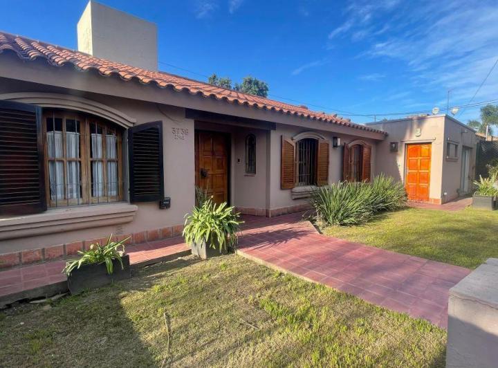 Casa · 233m² · 5 Ambientes · 2 Cocheras