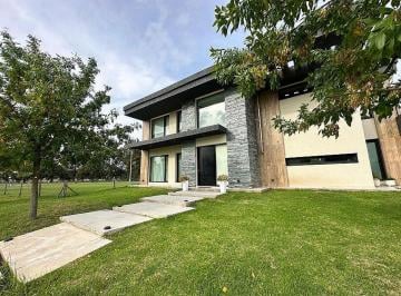 Casa · 254m² · 5 Ambientes · 1 Cochera · Moderna Casa a Estrenar de 5 Ambientes en Barrio Cerrado Fincas del Alba. Canning, Ezeiza.