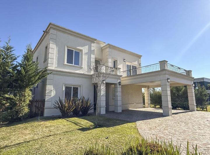 Casa · 297m² · 7 Ambientes · 1 Cochera