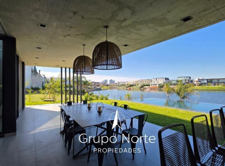 Casa · 432m² · 7 Ambientes · 6 Cocheras