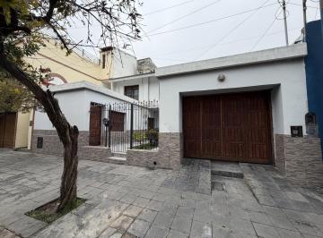 Casa · 220m² · 8 Ambientes · Se Vende - Casa - 4 Dorm. - B° Gral. Bustos