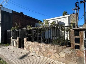 Casa · 200m² · 3 Ambientes · 1 Cochera · Casa en Alquiler de 2 Dorm. con Patio en Granadero Baigorria