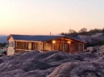 Casa · 70m² · 5 Ambientes · 1 Cochera · Cabaña en Complejo Los Nogales - Mina Clavero