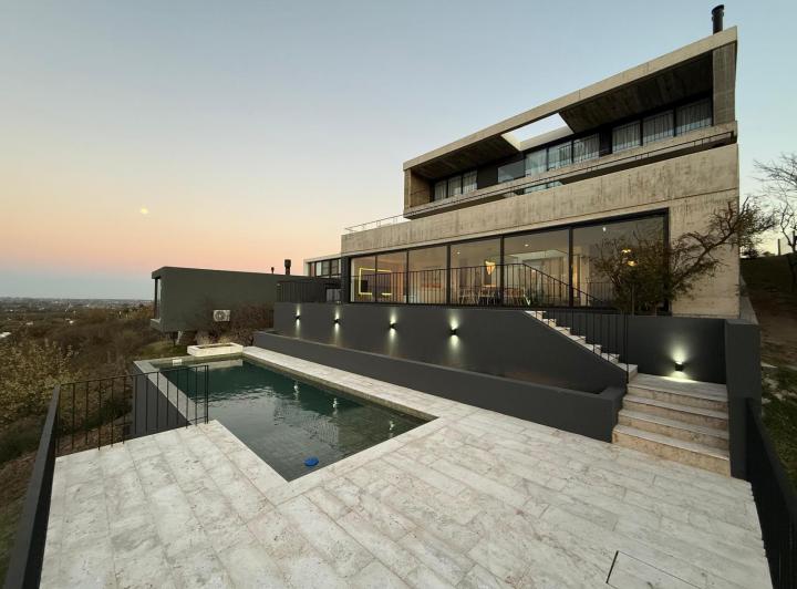 Casa · 695m² · 7 Ambientes · 3 Cocheras