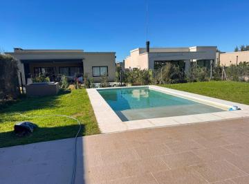 Casa · 500m² · 4 Ambientes · 3 Cocheras · Casa - Santo Tomás