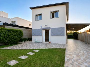 Casa · 148m² · 5 Ambientes · 2 Cocheras · Venta o Permuta de Casa de 4 Dorm. en Roldan