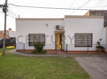 Casa · 170m² · 2 Dormitorios · 69 Esquina 136 - Casa de 2 Dorm. en Venta - Apta Credito
