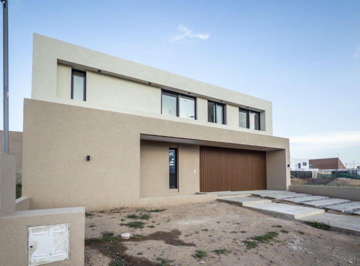 Casa · 170m² · 6 Ambientes · 1 Cochera
