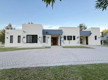 Casa · 175m² · 4 Ambientes · Casa Moderna de 3 Dorm. con Piscina y Vista Al Lago – Miralagos
