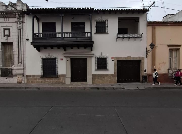 Casa · 10 Ambientes · 1 Cochera