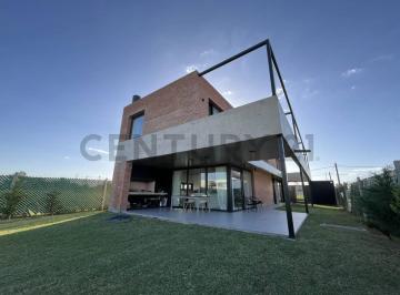 Casa · 264m² · 4 Ambientes · 2 Cocheras · Y 140 Casa 3 Dorm. Categoria en Venta Barrio Don Carlos Gorina