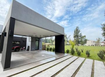 Casa · 180m² · 3 Dormitorios · 2 Cocheras · Casa en Venta en Club de Campo Miralagos – Ruta 2, La Plata | 3 Dorm. y Pileta