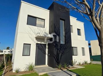 Casa · 190m² · 6 Ambientes · 2 Cocheras · Casa en Venta en Santa Elena, Pilar del Este, Pilar