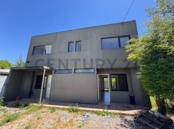 Casa · 74m² · 3 Ambientes · 497 Entre 11 y 12 Duplex 2 Dorm. en Venta Gonnet Villa Castells