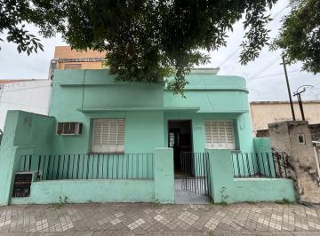 Casa · 85m² · 2 Ambientes · Venta - Excelente Oportunidad, a Media Cuadra de Av Mendoza