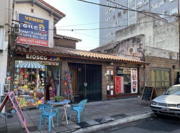 Local comercial · 370m² · Lote de 9.62x38.49 m² en Ramos Mejia con 2 Locales y Propiedad 4 Amb. Buen Estado