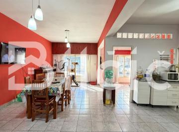Casa · 99m² · 3 Ambientes · 3 Cocheras · Casa en Venta en Lanús Oeste