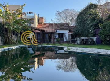 Casa de 4 ambientes, San Isidro · Casa en Beccar - 450 m² Totales - 1 Planta - 3 Dorm - Jardín y Pileta