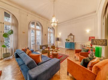 Casa · 900m² · 6 Ambientes · Casa Estilo Francés en Recoleta con Patio y 4 Cocheras