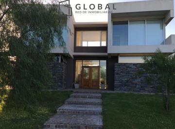 Casa · 204m² · 4 Ambientes · 3 Cocheras · Casa en Venta, Calidad Constructiva!, Bajo de Precio, Sin Reubicacion