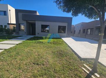 Casa · 148m² · 5 Ambientes · 2 Cocheras · Casa en Alquiler en Santo Tomas, Derqui, Pilar