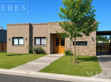 Casa · 114m² · 5 Ambientes · 1 Cochera · Casa en Venta en Santa Lucia, Pilar del Este
