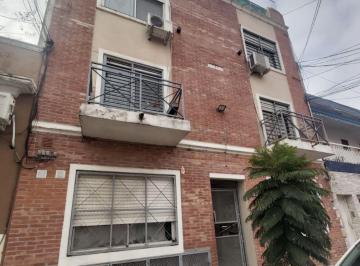 PH de 2 ambientes, Parque Chacabuco · Hermoso Departamento Tipo Casa de 2 Ambientes Al Contrafrente, con Hermosa Vista a Jardín Común!