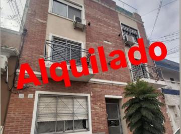 PH de 2 ambientes, Parque Chacabuco · Hermoso Departamento Tipo Casa de 2 Ambientes Al Contrafrente, con Hermosa Vista a Jardín Común!