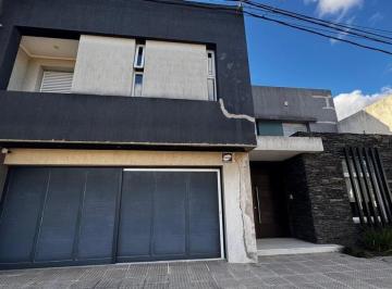 Casa · 240m² · 7 Ambientes · Venta / Casa / Pileta / 4 Dorm./ Servicios
