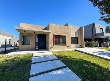 Casa · 147m² · 4 Ambientes · 1 Cochera · Casa en Alquiler en Santo Tomas, Derqui, Pilar