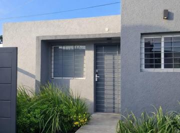 Casa · 75m² · 4 Ambientes · 1 Cochera · Alquilo Dúplex de 2 Dorm. en Housing - Argüello