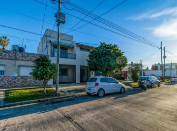 Casa · 217m² · 7 Ambientes · 4 Cocheras · Casa 5 Dorm. en Venta en San Carlos Jardin